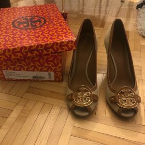 Barely worn Tory Burch wedges size 8